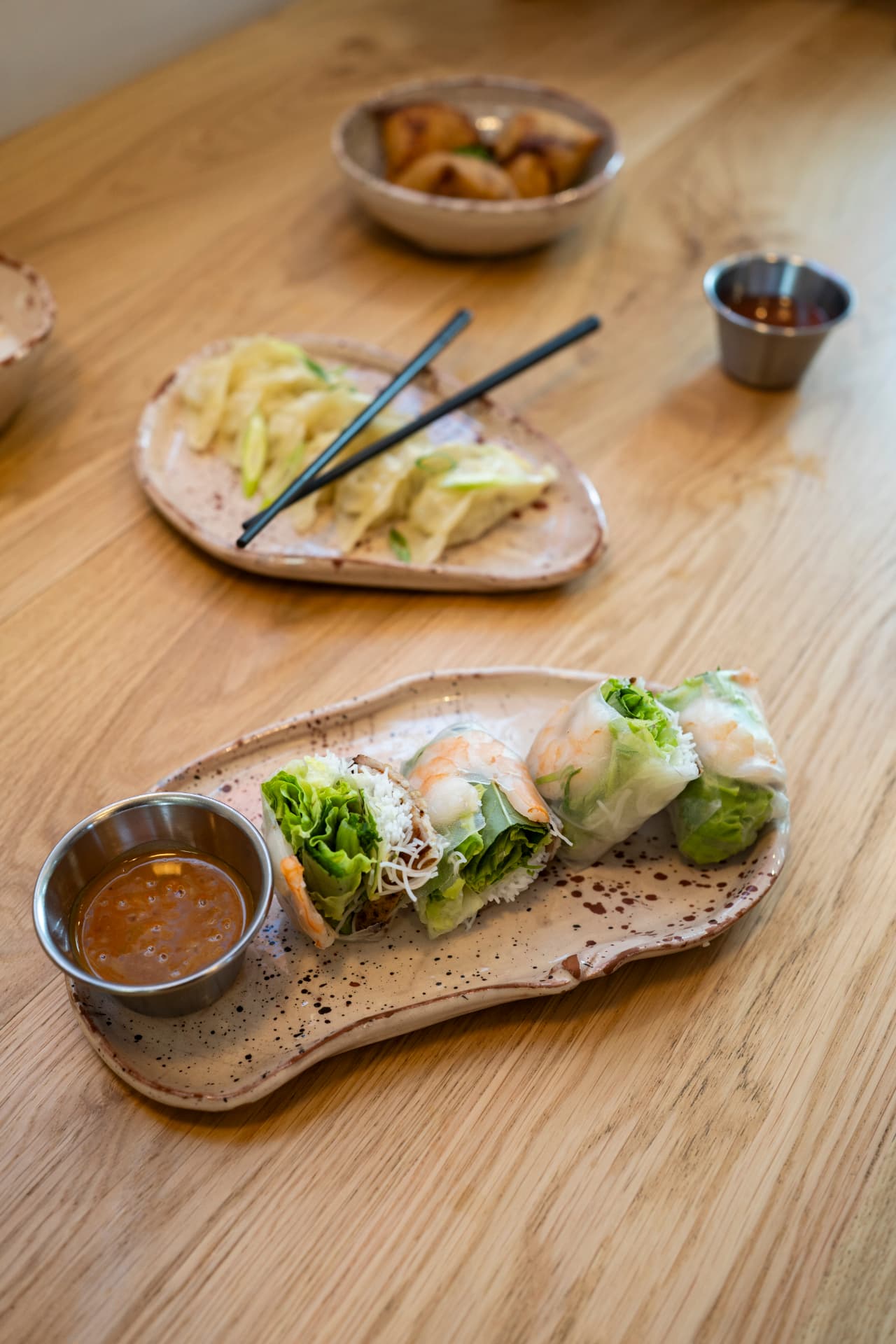 Asian Lab — platou cu spring rolls și dumplings